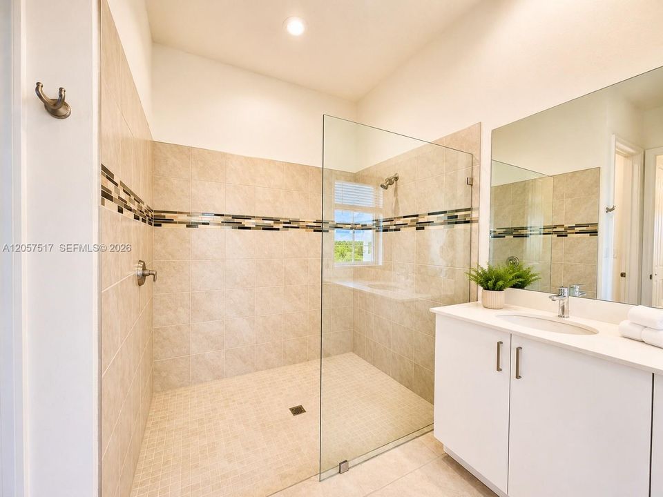 En Venta: $755,000 (4 camas, 3 baños, 2611 Pies cuadrados)