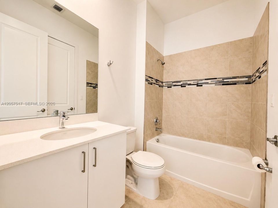 En Venta: $755,000 (4 camas, 3 baños, 2611 Pies cuadrados)