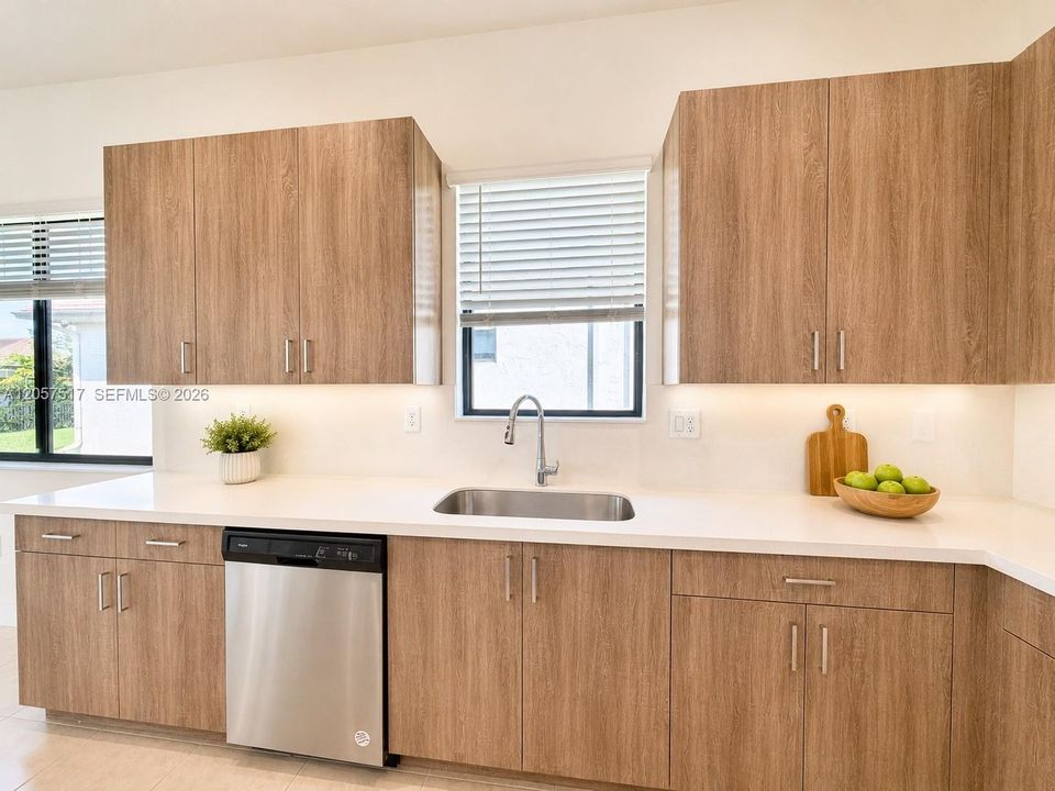 En Venta: $755,000 (4 camas, 3 baños, 2611 Pies cuadrados)