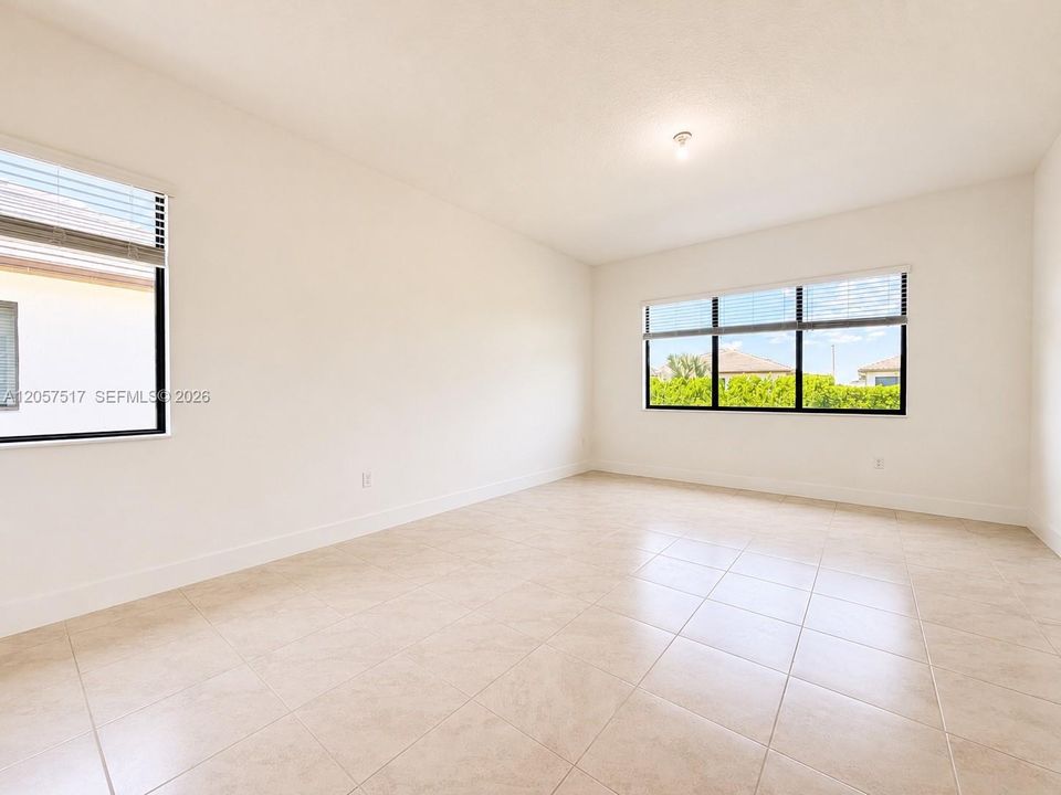 En Venta: $755,000 (4 camas, 3 baños, 2611 Pies cuadrados)