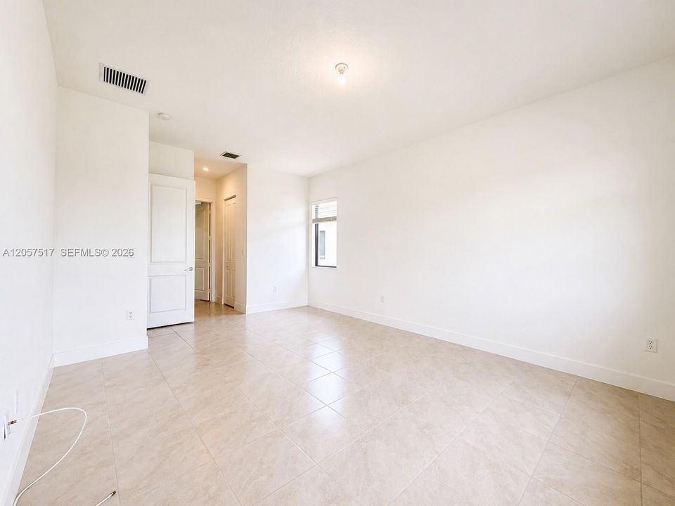 En Venta: $755,000 (4 camas, 3 baños, 2611 Pies cuadrados)