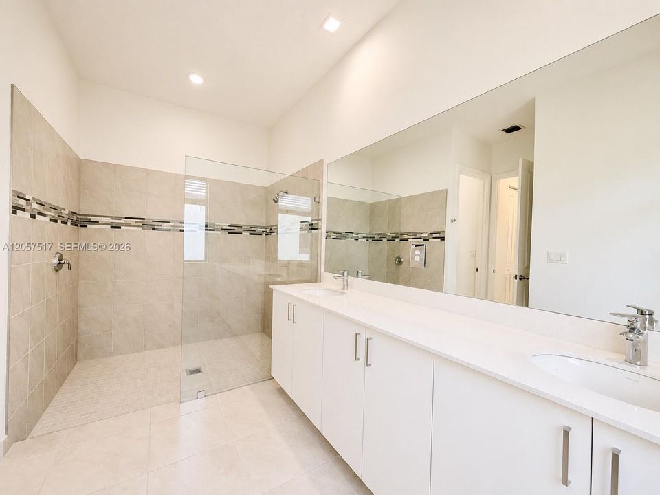 En Venta: $755,000 (4 camas, 3 baños, 2611 Pies cuadrados)