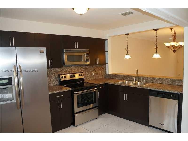 For Rent: $2,650 (2 beds, 2 baths, 976 Square Feet)
