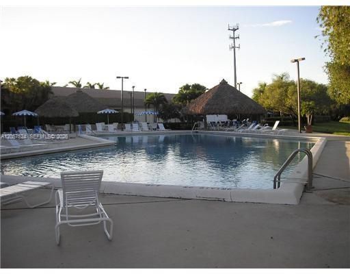 For Rent: $2,650 (2 beds, 2 baths, 976 Square Feet)