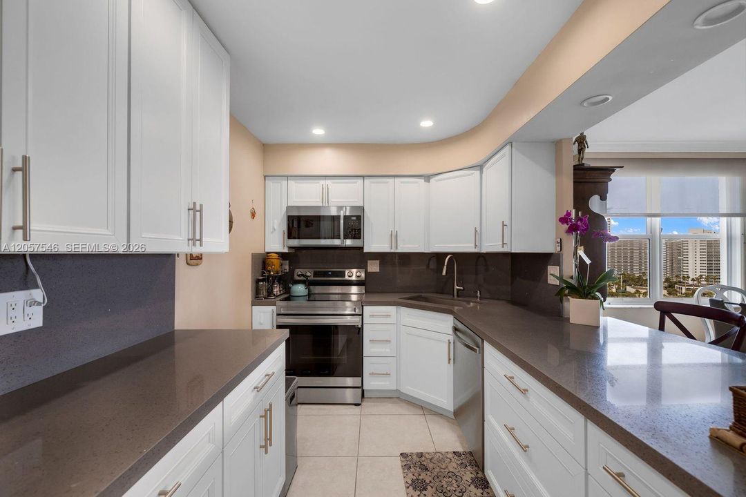 На продажу: $375,000 (2 спален, 2 ванн, 1120 Квадратных фут)