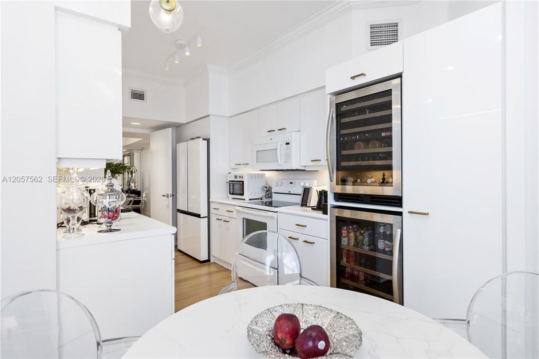 For Sale: $1,025,000 (2 beds, 2 baths, 1460 Square Feet)