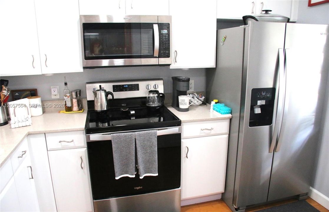 For Sale: $350,000 (2 beds, 2 baths, 936 Square Feet)