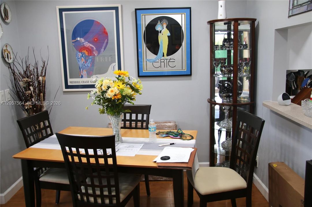 For Sale: $350,000 (2 beds, 2 baths, 936 Square Feet)