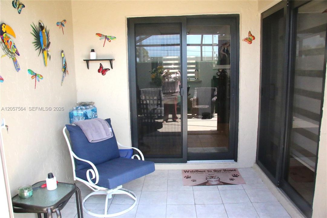 For Sale: $350,000 (2 beds, 2 baths, 936 Square Feet)