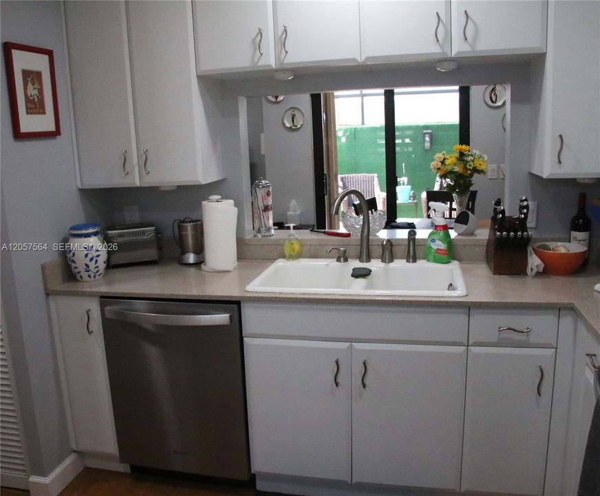For Sale: $350,000 (2 beds, 2 baths, 936 Square Feet)