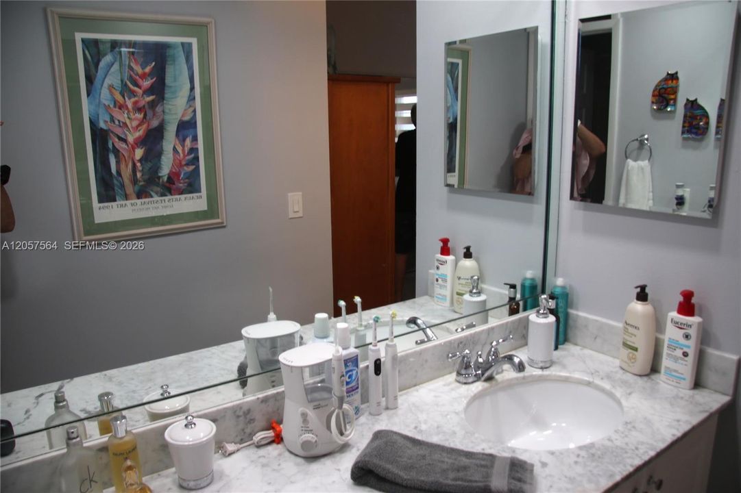 For Sale: $350,000 (2 beds, 2 baths, 936 Square Feet)