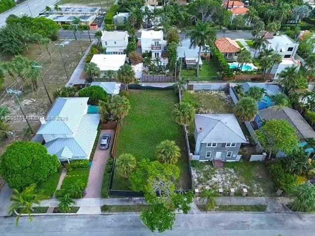На продажу: $1,050,000 (0.14 acres)