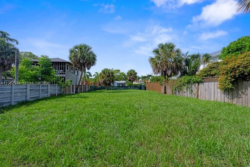 На продажу: $1,050,000 (0.14 acres)