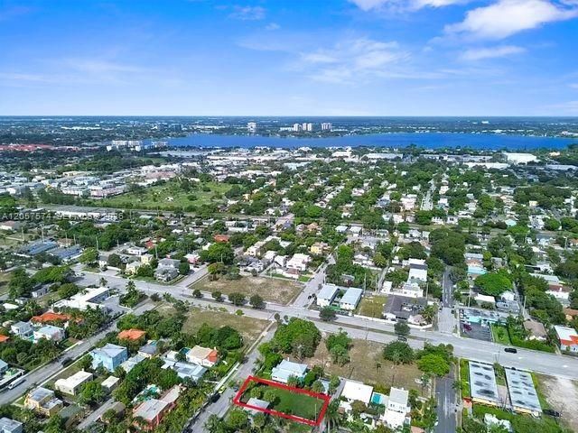 На продажу: $1,050,000 (0.14 acres)