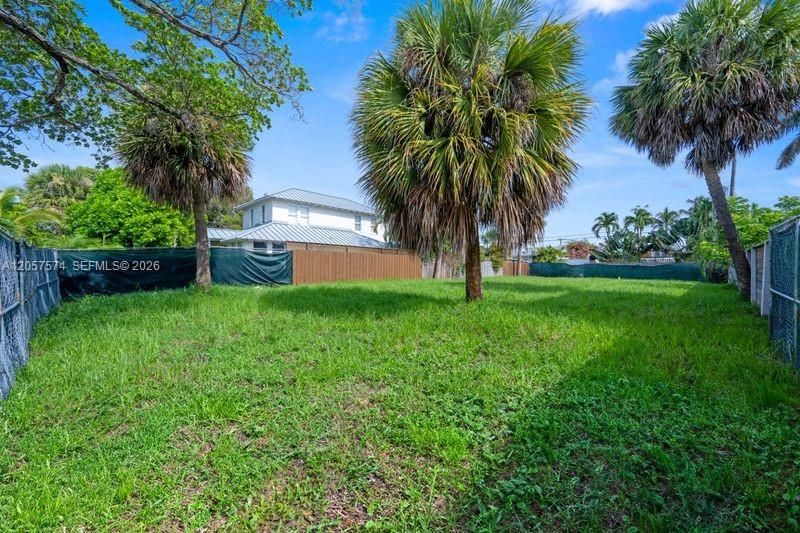 На продажу: $1,050,000 (0.14 acres)