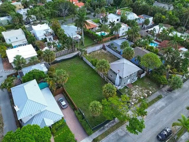 На продажу: $1,050,000 (0.14 acres)