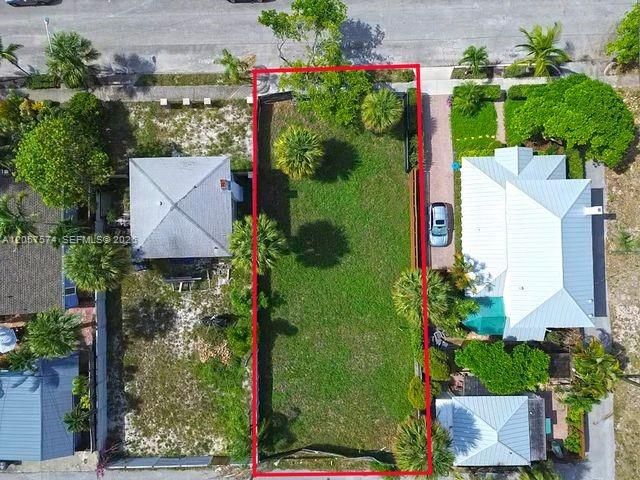 На продажу: $1,050,000 (0.14 acres)