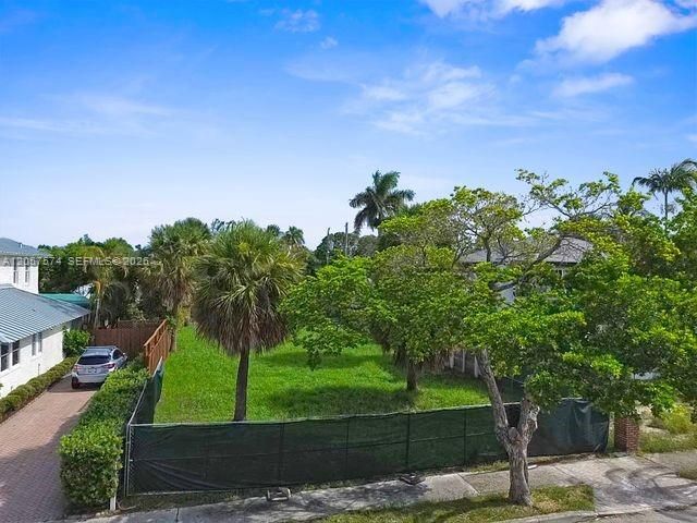 На продажу: $1,050,000 (0.14 acres)