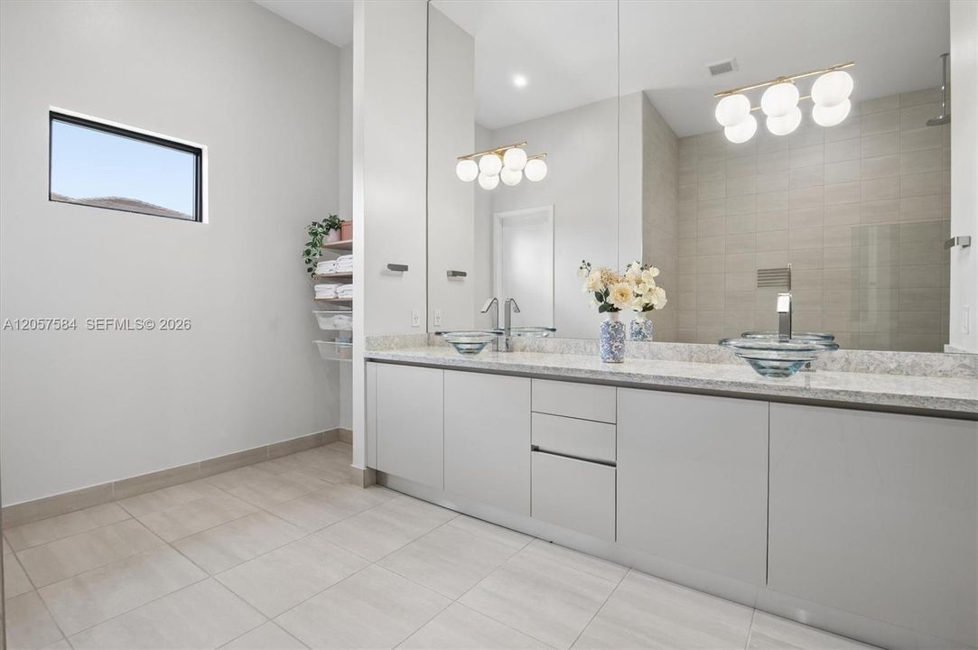 En Venta: $3,650,000 (5 camas, 3 baños, 4300 Pies cuadrados)