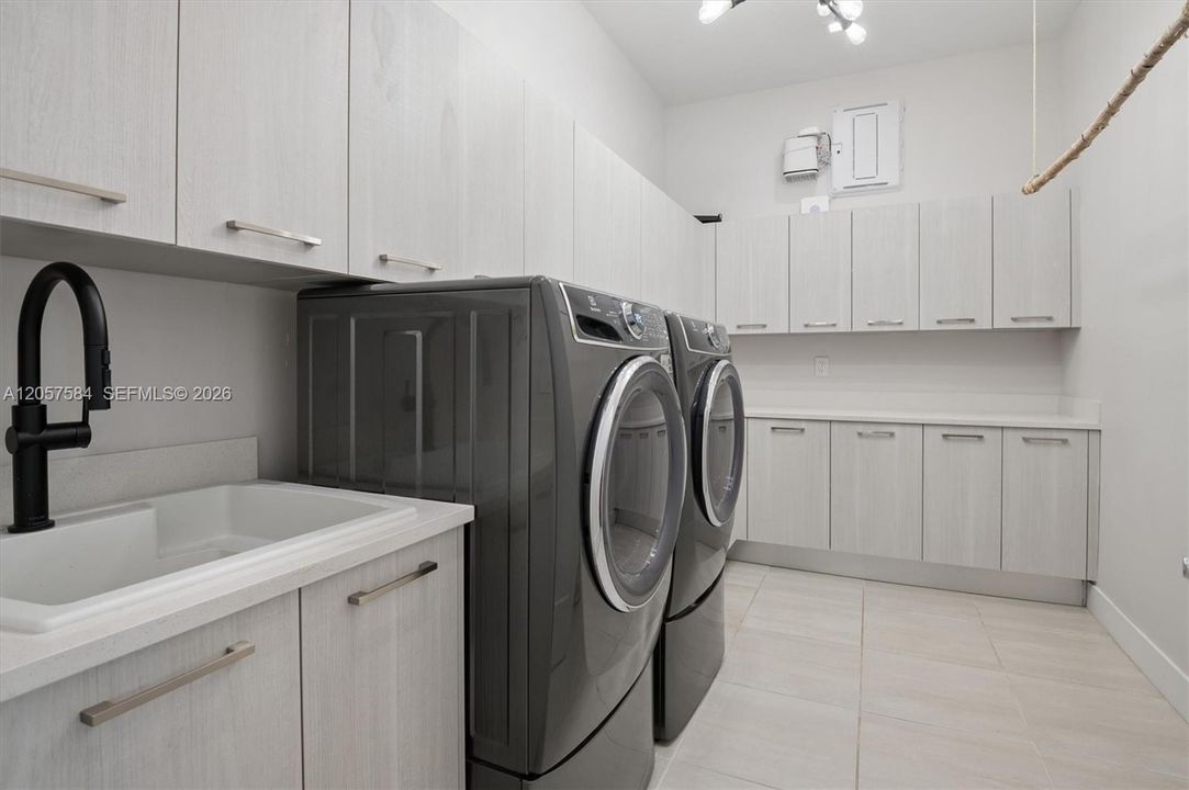 En Venta: $3,650,000 (5 camas, 3 baños, 4300 Pies cuadrados)