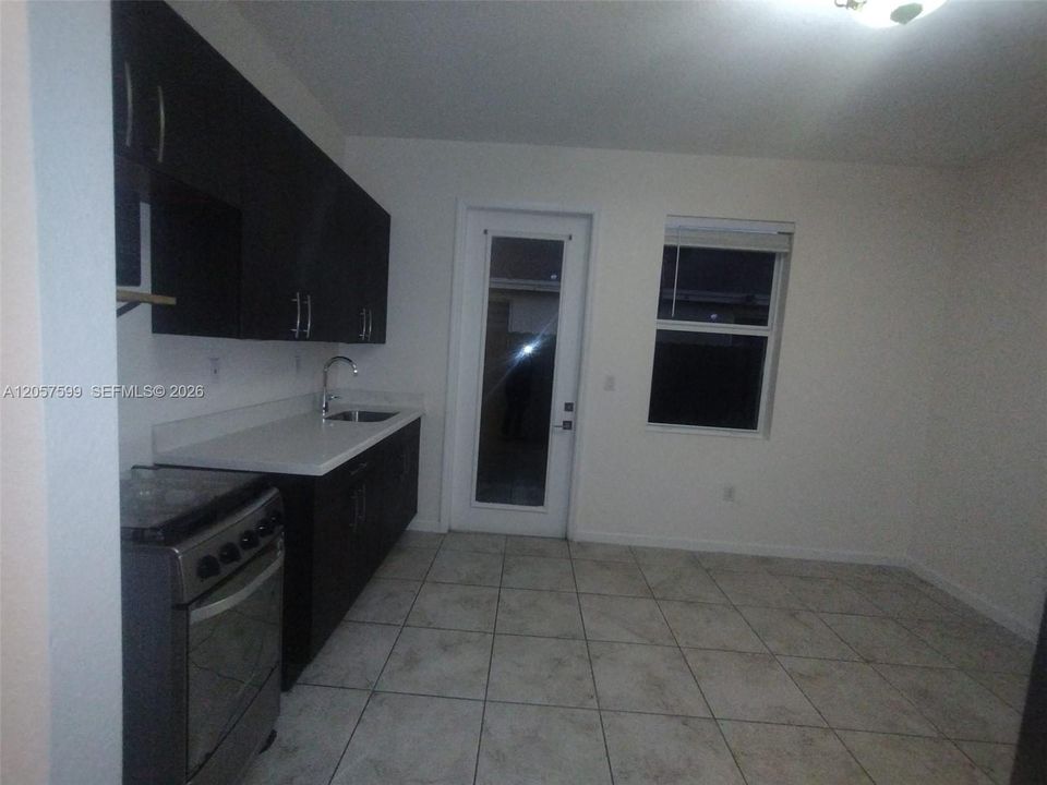 For Rent: $2,200 (2 beds, 1 baths, 2006 Square Feet)