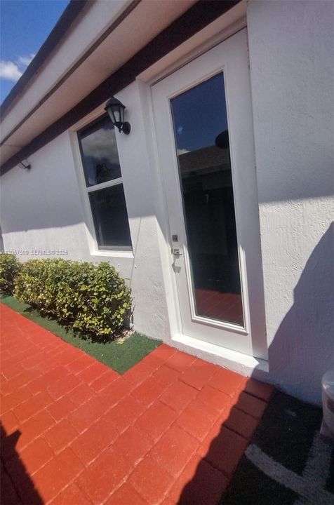For Rent: $2,200 (2 beds, 1 baths, 2006 Square Feet)