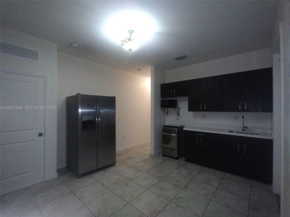 For Rent: $2,200 (2 beds, 1 baths, 2006 Square Feet)