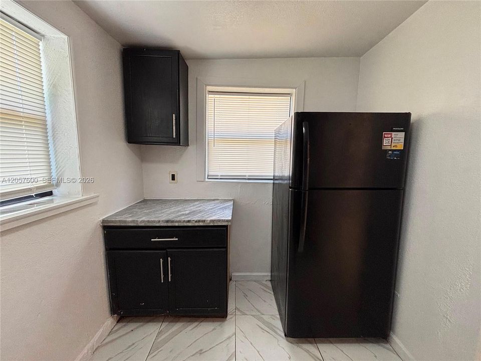 For Rent: $2,150 (2 beds, 1 baths, 720 Square Feet)