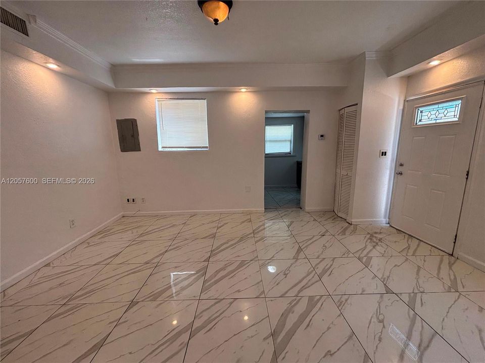 For Rent: $2,150 (2 beds, 1 baths, 720 Square Feet)