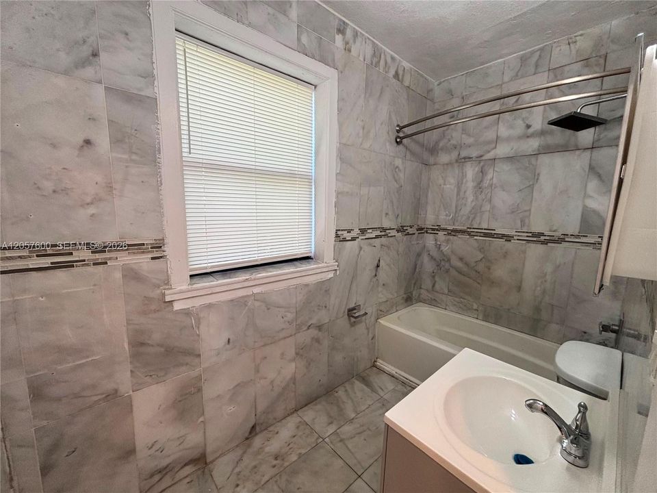 For Rent: $2,150 (2 beds, 1 baths, 720 Square Feet)