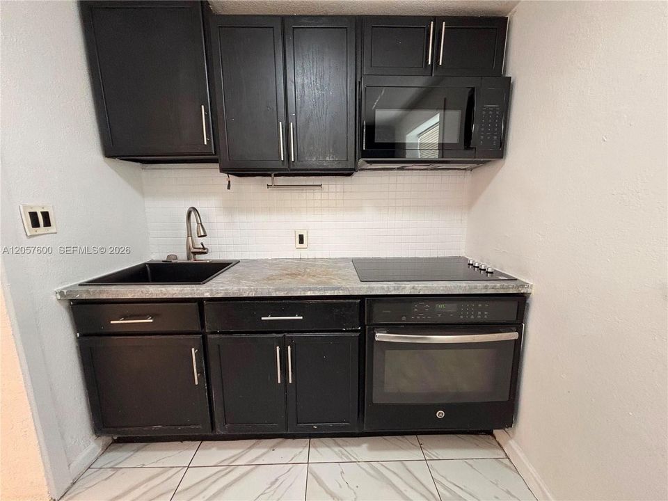 For Rent: $2,150 (2 beds, 1 baths, 720 Square Feet)