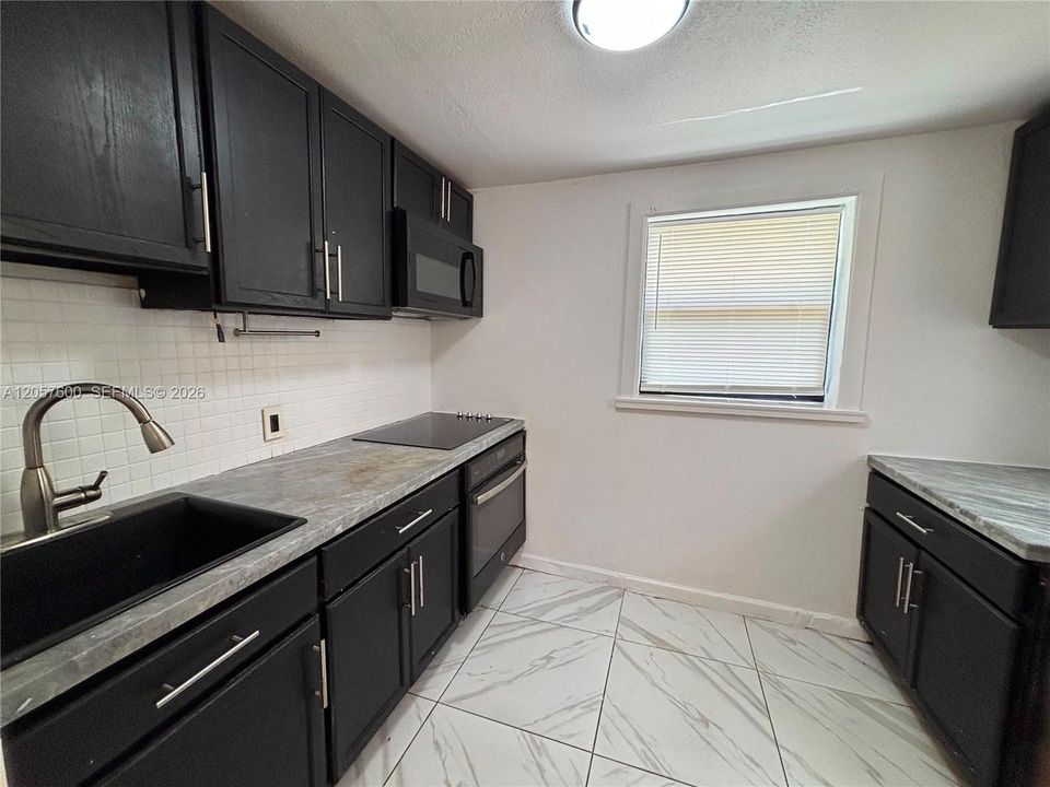 For Rent: $2,150 (2 beds, 1 baths, 720 Square Feet)