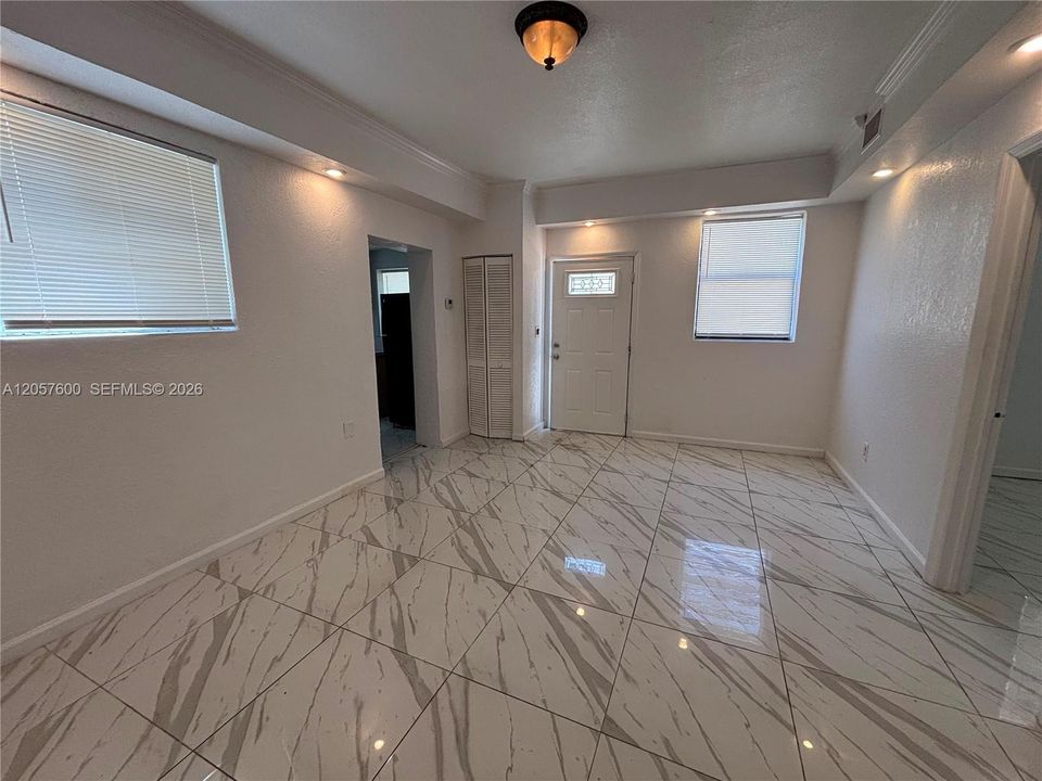 For Rent: $2,150 (2 beds, 1 baths, 720 Square Feet)