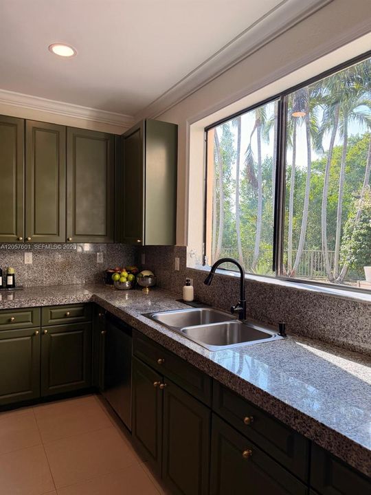 For Sale: $950,000 (5 beds, 5 baths, 3479 Square Feet)