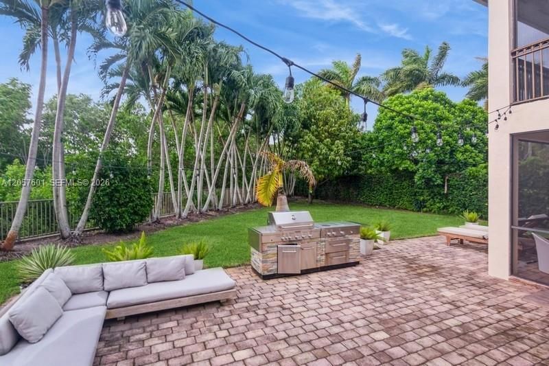 For Sale: $950,000 (5 beds, 5 baths, 3479 Square Feet)