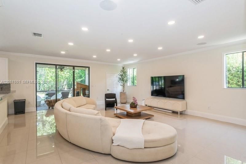 For Sale: $950,000 (5 beds, 5 baths, 3479 Square Feet)