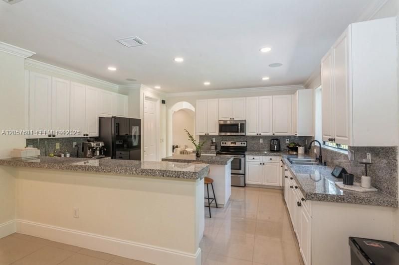 For Sale: $950,000 (5 beds, 5 baths, 3479 Square Feet)