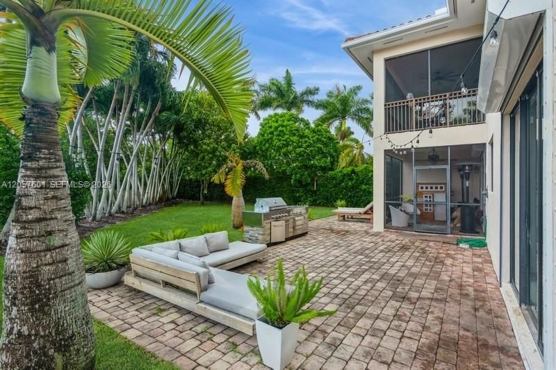 For Sale: $950,000 (5 beds, 5 baths, 3479 Square Feet)