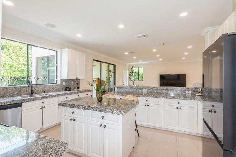 For Sale: $950,000 (5 beds, 5 baths, 3479 Square Feet)