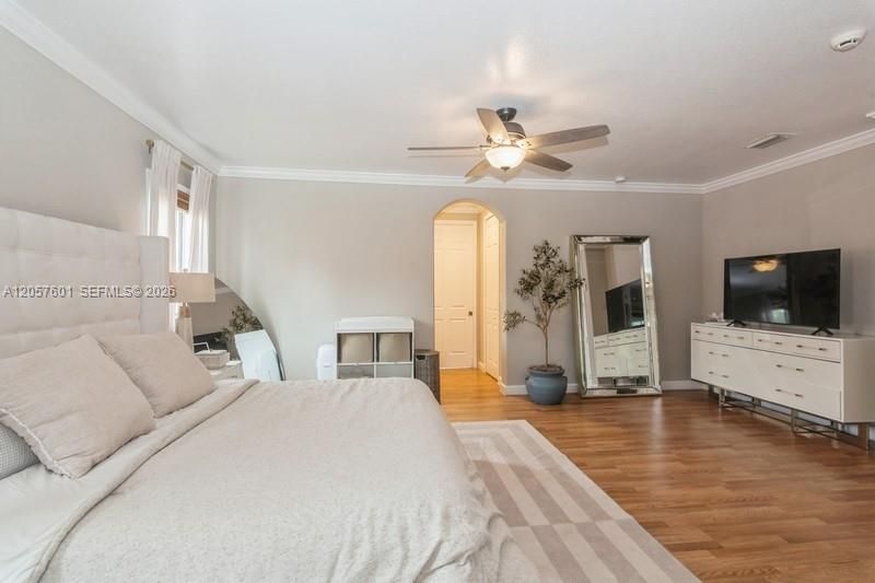 For Sale: $950,000 (5 beds, 5 baths, 3479 Square Feet)