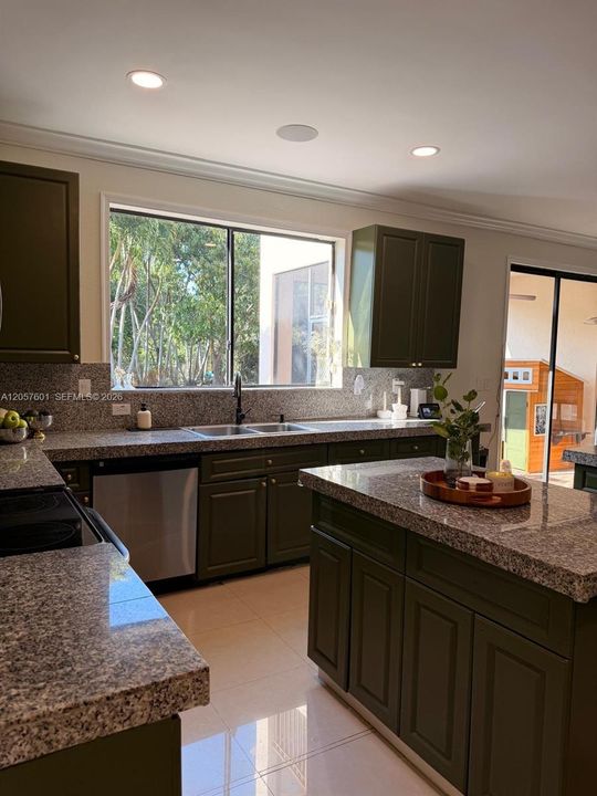 For Sale: $950,000 (5 beds, 5 baths, 3479 Square Feet)