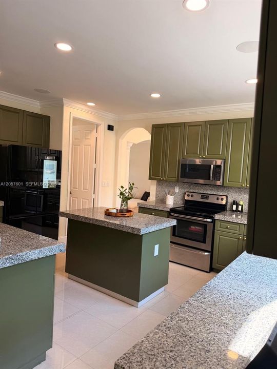 For Sale: $950,000 (5 beds, 5 baths, 3479 Square Feet)