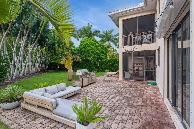 For Sale: $950,000 (5 beds, 5 baths, 3479 Square Feet)