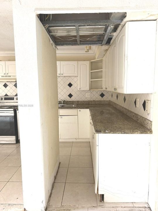 Под контрактом: $209,000 (3 спален, 2 ванн, 1684 Квадратных фут)