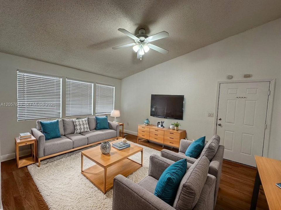 For Sale: $260,000 (2 beds, 2 baths, 918 Square Feet)