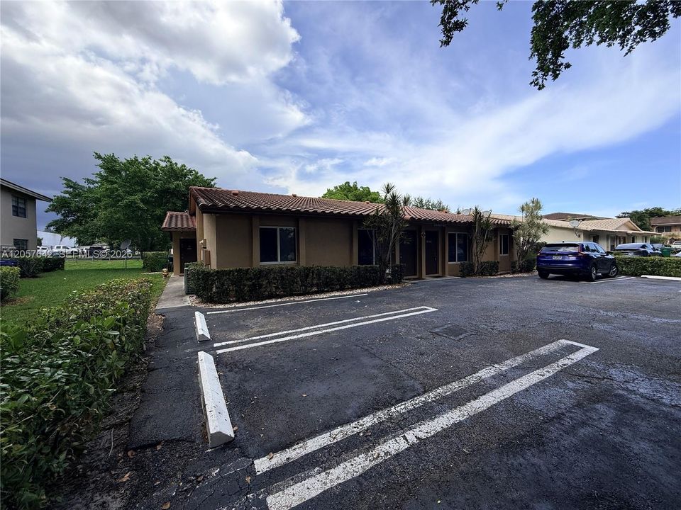 For Rent: $2,100 (2 beds, 2 baths, 4017 Square Feet)