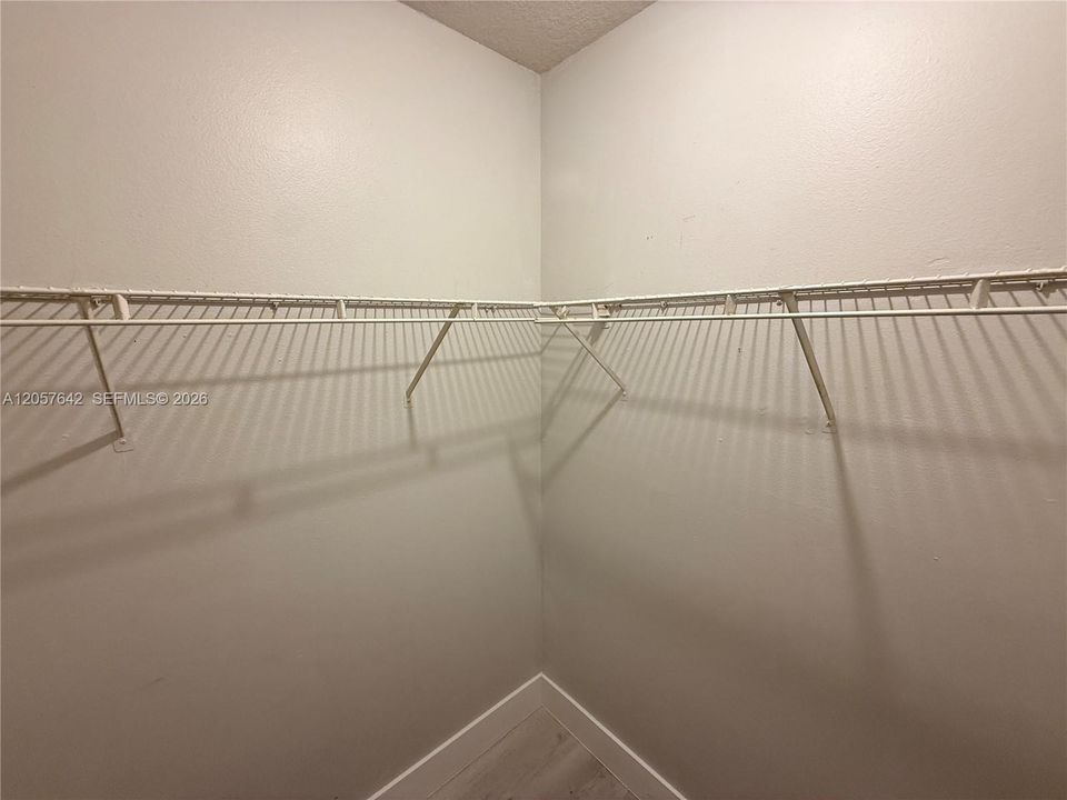 For Rent: $2,100 (2 beds, 2 baths, 4017 Square Feet)