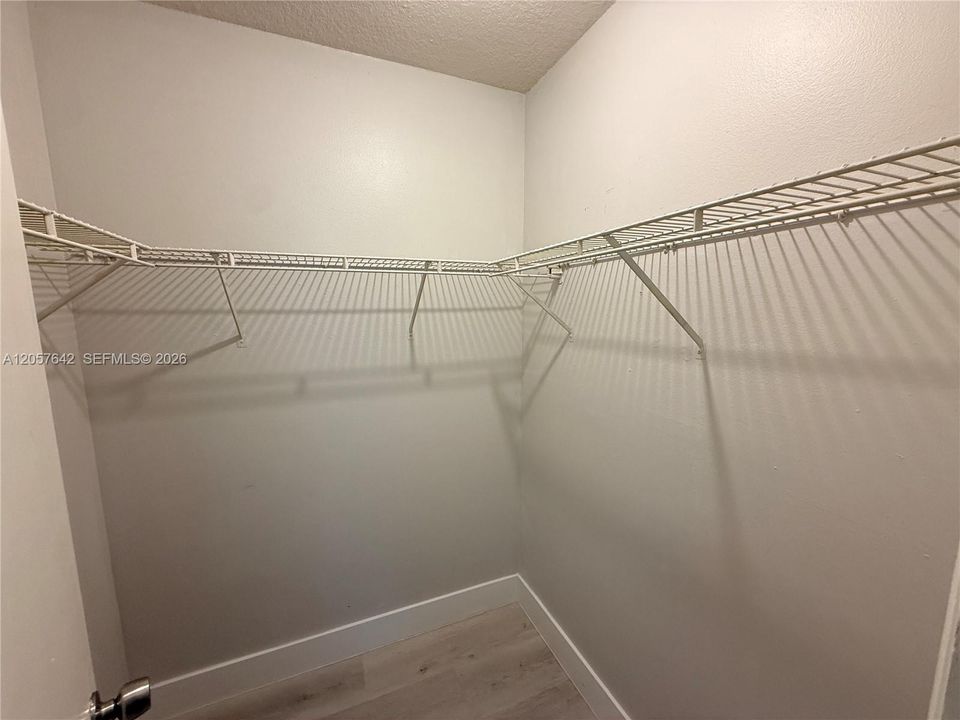 For Rent: $2,100 (2 beds, 2 baths, 4017 Square Feet)