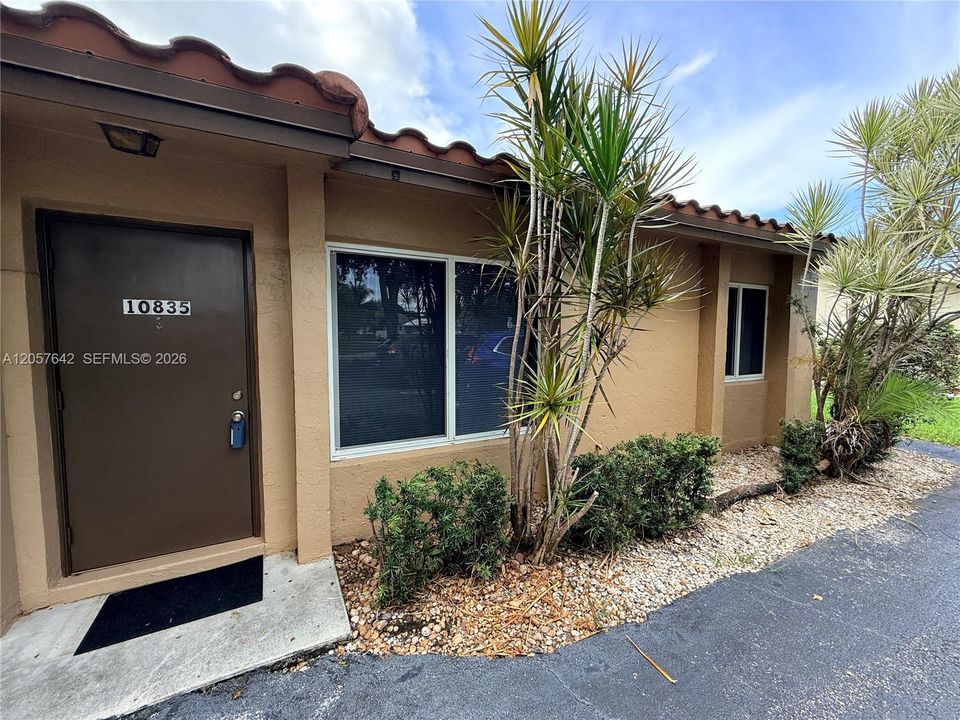 For Rent: $2,100 (2 beds, 2 baths, 4017 Square Feet)