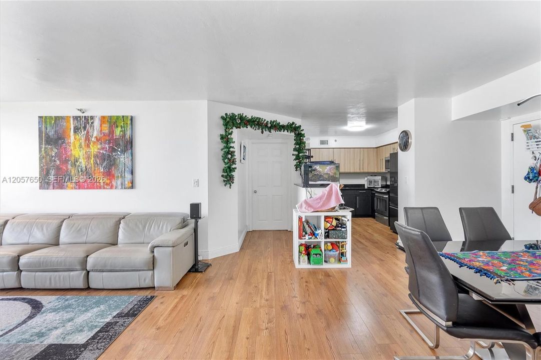 For Rent: $3,250 (2 beds, 2 baths, 1181 Square Feet)